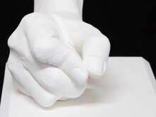 板垣恵介の手をかたどった石膏製モニュメント。