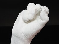 板垣恵介の手をかたどった石膏製モニュメント。