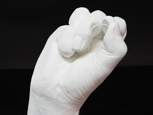 板垣恵介の手をかたどった石膏製モニュメント。