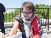 石膏の型を取る板垣恵介。