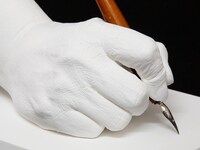 車田正美の手をかたどった石膏製モニュメントと、愛用ペン。