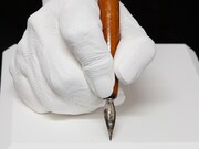 車田正美の手をかたどった石膏製モニュメントと、愛用ペン。