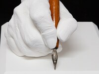 車田正美の手をかたどった石膏製モニュメントと、愛用ペン。