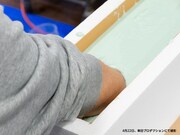 石膏の型を取る車田正美。