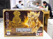 車田正美直筆サイン入り「蛇遣座の黄金聖闘士」フィギュア。