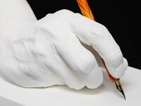 浜岡賢次の手をかたどった石膏製モニュメントと、愛用ペン。