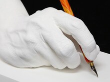 浜岡賢次の手をかたどった石膏製モニュメントと、愛用ペン。