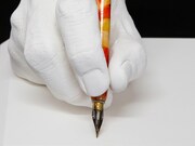 浜岡賢次の手をかたどった石膏製モニュメントと、愛用ペン。