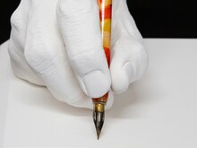 浜岡賢次の手をかたどった石膏製モニュメントと、愛用ペン。