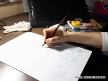 浜岡賢次の手をかたどった石膏製モニュメントと、愛用ペン。