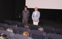 マンガ家たちに向かって挨拶する山崎貴監督、三田紀房。