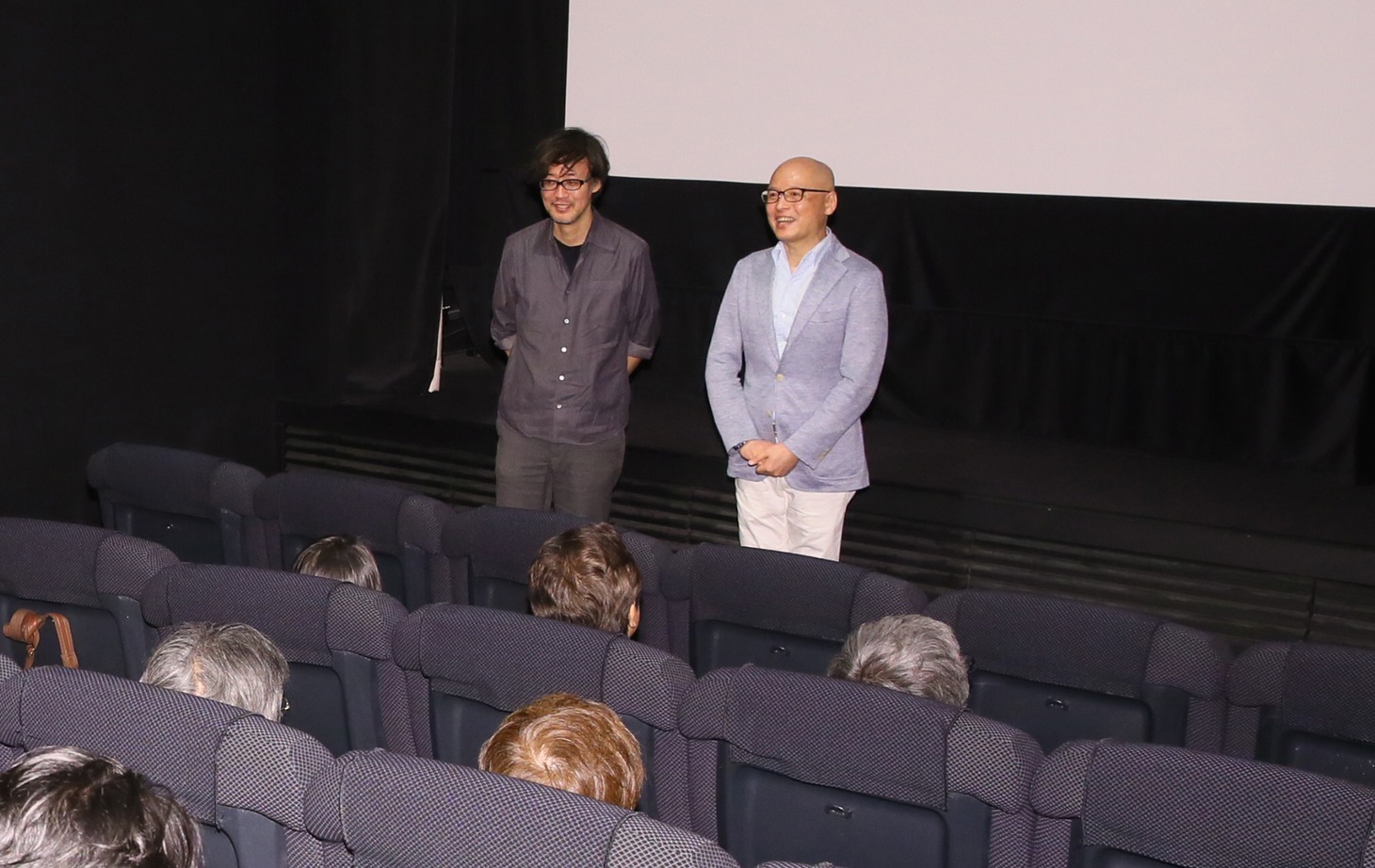 マンガ家たちに向かって挨拶する山崎貴監督、三田紀房。