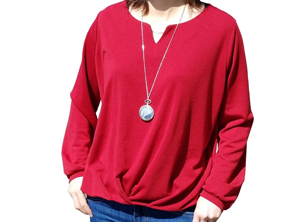 「エヴァンゲリオン　ペンダントウォッチ」装着イメージ。