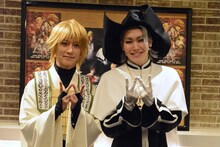 左から玄奘三蔵役の鈴木拡樹、ヘイゼル役の法月康平。