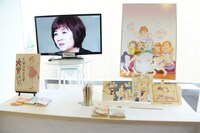 「その女、ジルバ」の展示の様子。モニターでは里中満智子ら選考委員のインタビュー映像が上映された。