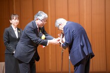 さいとう・たかを（右）の贈呈式の様子。