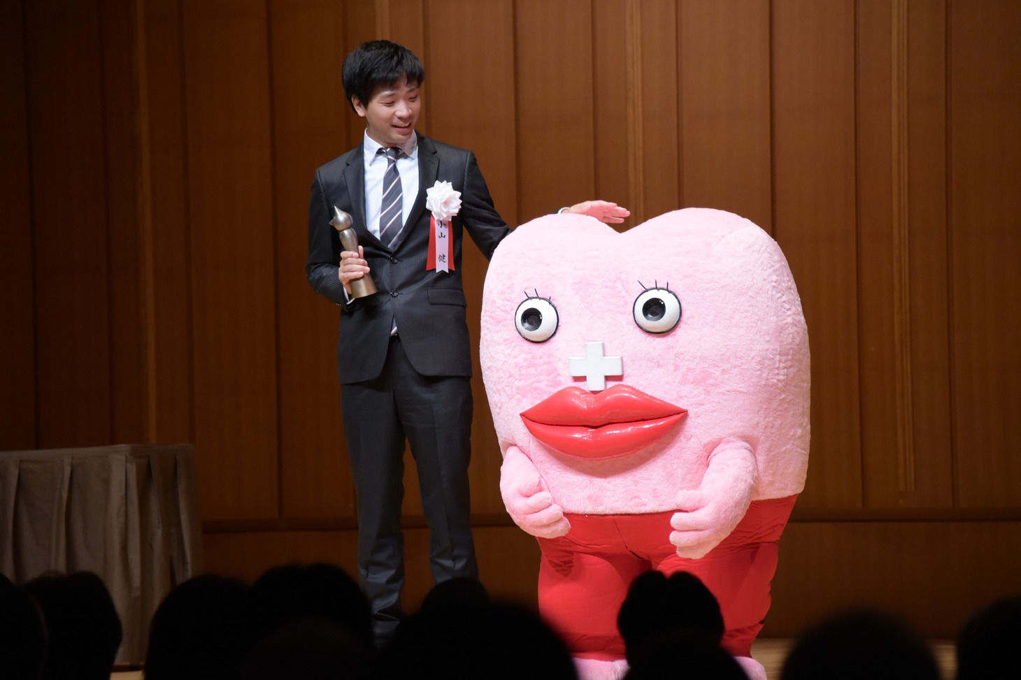 小山健（左）と生理ちゃん（右）。