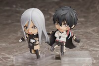 「ねんどろいど XANXUS」特典の「趣味のカス鮫いびり（専用足蹴りパーツ）」を、別売りの「ねんどろいど スクアーロ」と組み合わせて使用した様子。