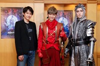 舞台「『錆色のアーマ』-繋ぐ-」初日会見の様子。左から演出・上演台本を手がけた元吉庸泰、佐藤大樹、増田俊樹。