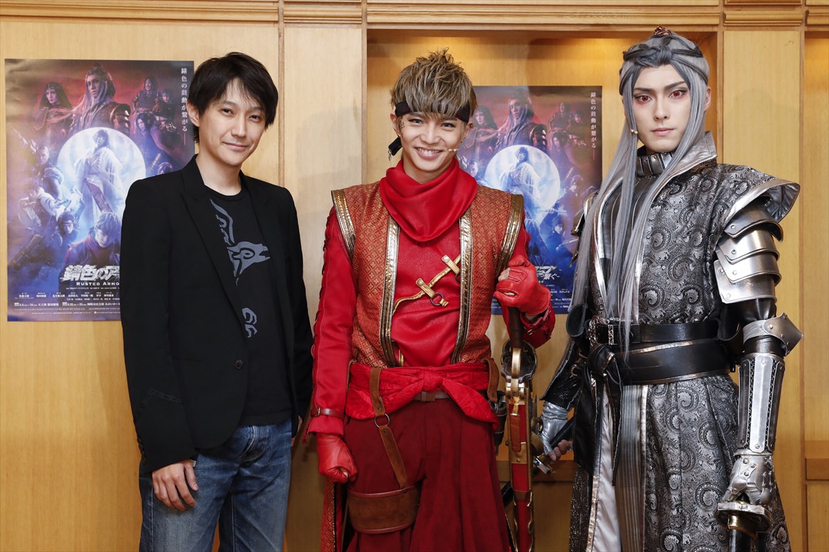 舞台「『錆色のアーマ』-繋ぐ-」初日会見の様子。左から演出・上演台本を手がけた元吉庸泰、佐藤大樹、増田俊樹。