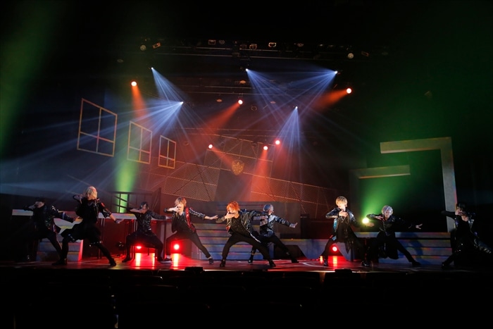 3月に上演された舞台「俺たちマジ校デストロイ」のライブパートの様子。