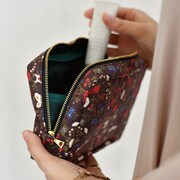 スクエアポーチ使用イメージ。