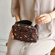 スクエアポーチ使用イメージ。