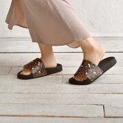 スライドサンダルの使用イメージ。
