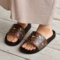 スライドサンダルの使用イメージ。