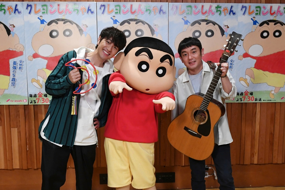アフレコの様子。左から北川悠仁、しんのすけの着ぐるみ、岩沢厚治。