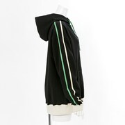 蛙吹梅雨モデルのルームパーカー。