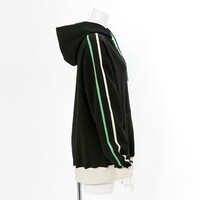 蛙吹梅雨モデルのルームパーカー。