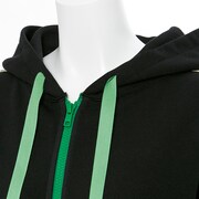 蛙吹梅雨モデルのルームパーカー。