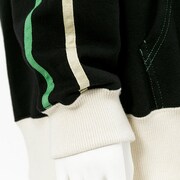 蛙吹梅雨モデルのルームパーカー。