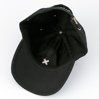 爆豪勝己モデルのキャップ。