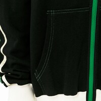 蛙吹梅雨モデルのルームパーカー。