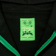 蛙吹梅雨モデルのルームパーカー。