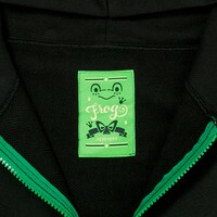 蛙吹梅雨モデルのルームパーカー。