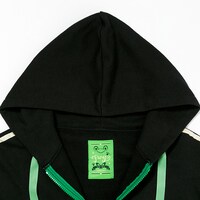 蛙吹梅雨モデルのルームパーカー。