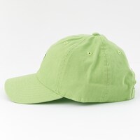 蛙吹梅雨モデルのキャップ。