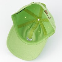 蛙吹梅雨モデルのキャップ。