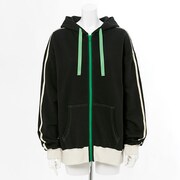 蛙吹梅雨モデルのルームパーカー。