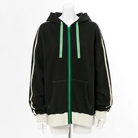 蛙吹梅雨モデルのルームパーカー。