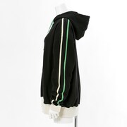 蛙吹梅雨モデルのルームパーカー。