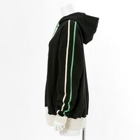 蛙吹梅雨モデルのルームパーカー。