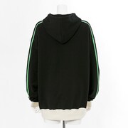 蛙吹梅雨モデルのルームパーカー。