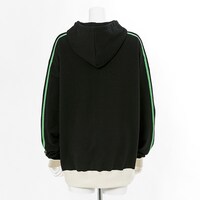 蛙吹梅雨モデルのルームパーカー。