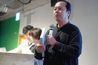 台本の分厚さを紹介する諏訪道彦プロデューサー。