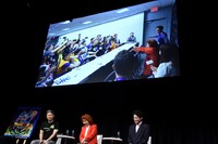 「ニューヨーク・コミコン」の映像を見る3人。