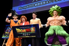 映画「ドラゴンボール超 ブロリー」のBlu-ray / DVD発売記念イベントの様子。左から孫悟空の着ぐるみ、野沢雅子、島田敏、ブロリーの着ぐるみ。